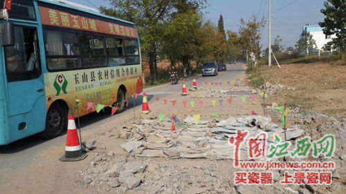 修路无警示致环卫工摔伤 交通局长:管不了那么多