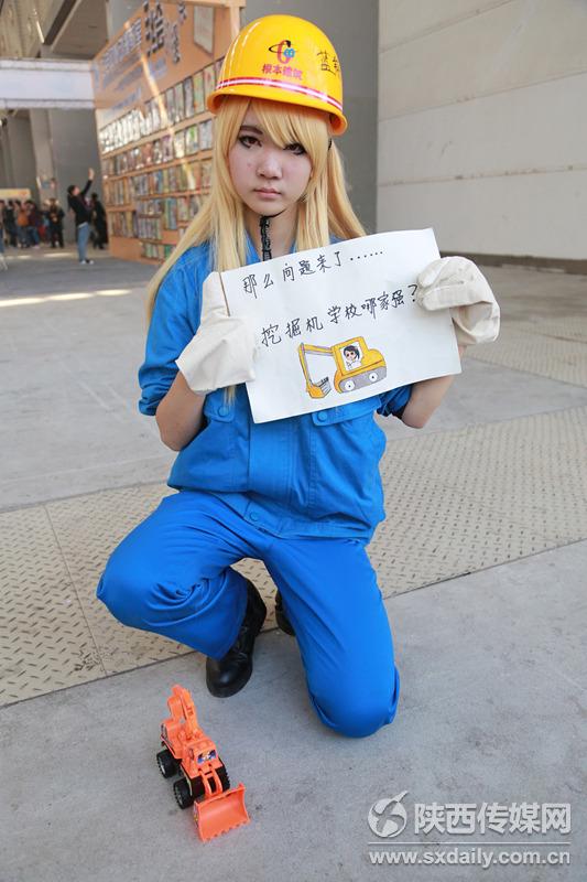 有的孩子则选择表演网络文化，手中展示的内容为网络中比较流行的一个段子。