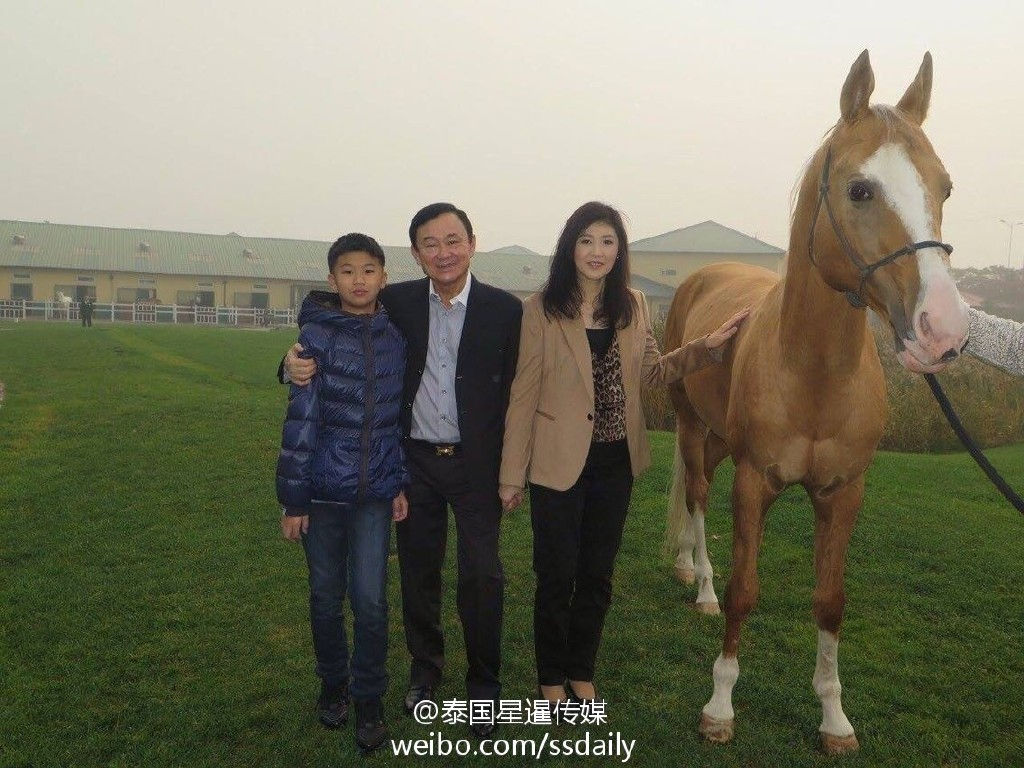 此为25日泰国媒体报道英拉与儿子，以及哥哥他信在北京游玩的照片，可见到天气“烟雾缭绕”有如“仙境”。