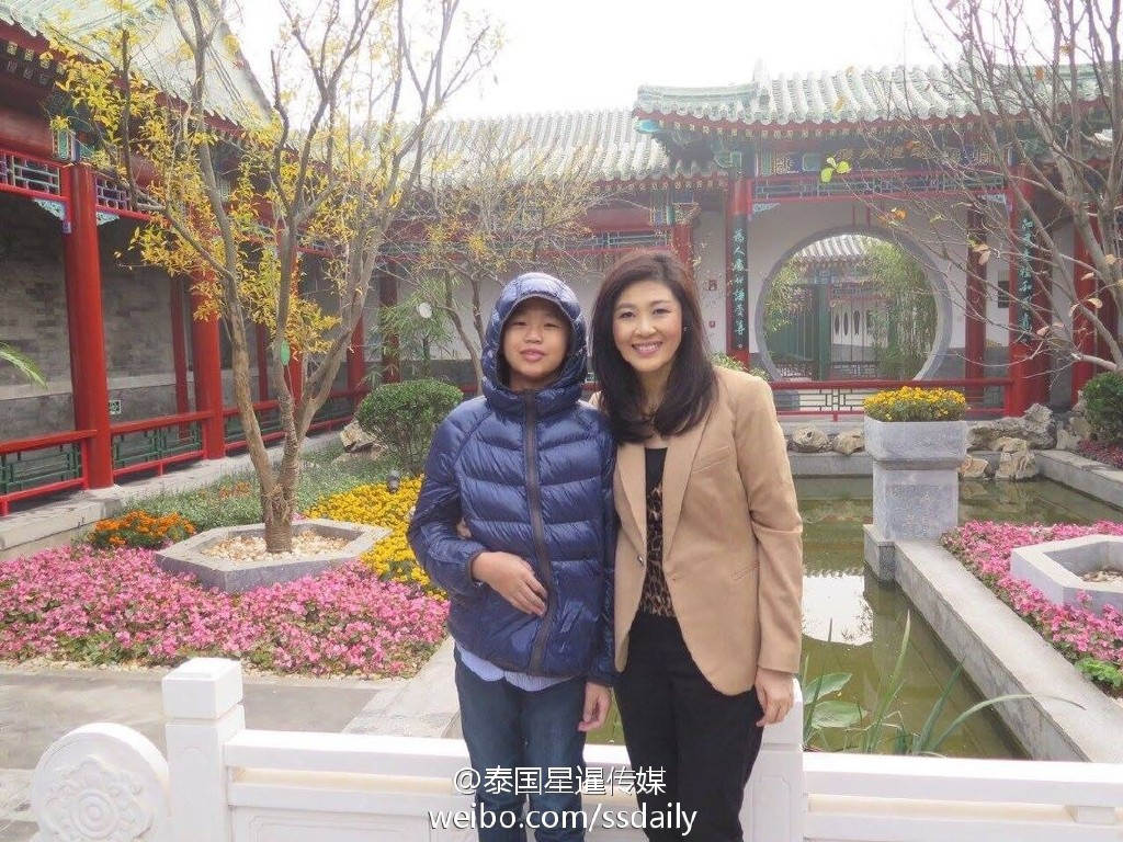 此为25日泰国媒体报道英拉与儿子在北京游玩的照片，可见到天气““烟雾缭绕”有如“仙境”。