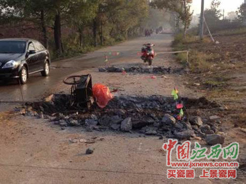 修路无警示致环卫工摔伤 交通局长:管不了那么多