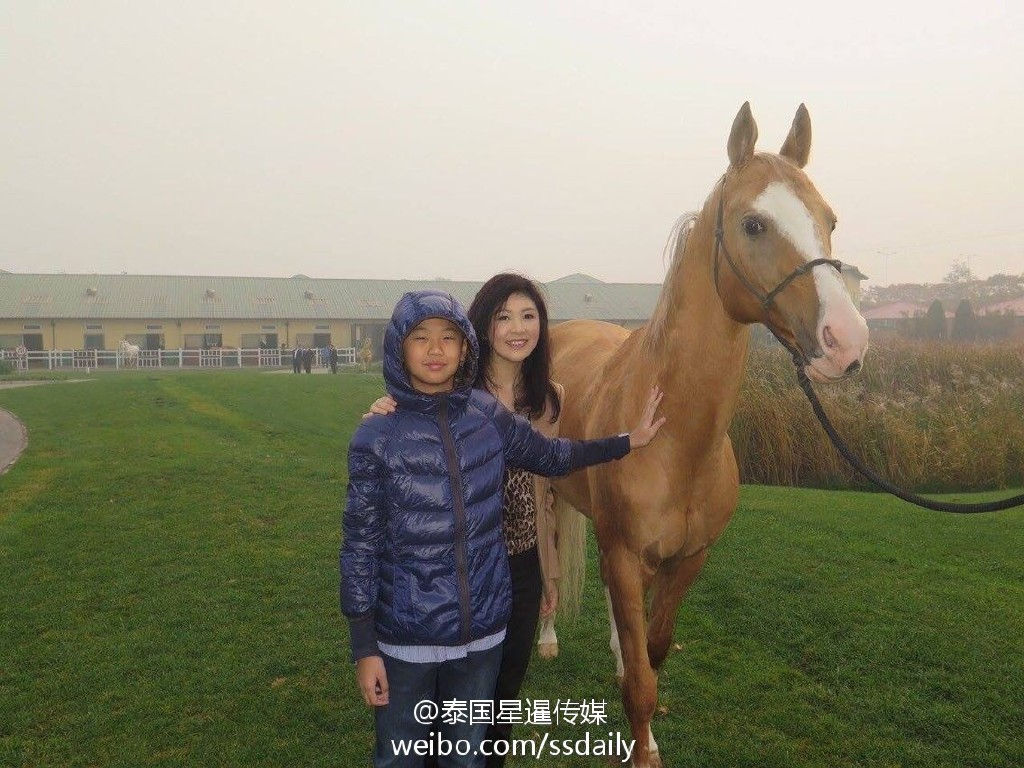 此为25日泰国媒体报道英拉与儿子在北京游玩的照片，可见到天气““烟雾缭绕”有如“仙境”。