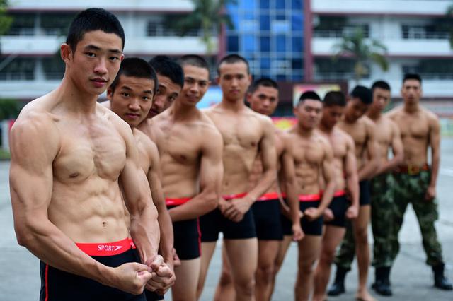 广东武警举办“健美达人秀” 老兵向新兵秀肌肉(图)