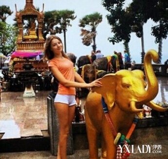 地铁歪头美女金发碧眼 撞脸超体女主角斯嘉丽·约翰逊卷发发型
