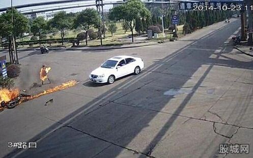 摩托车与汽车碰刮后漏油 驾驶员瞬间变成火人