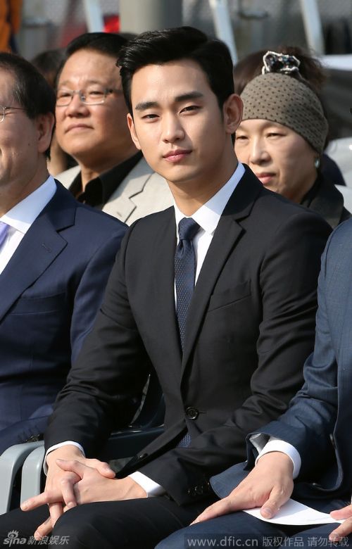 组图：金秀贤任首尔宣传大使 西装革履魅力暖男