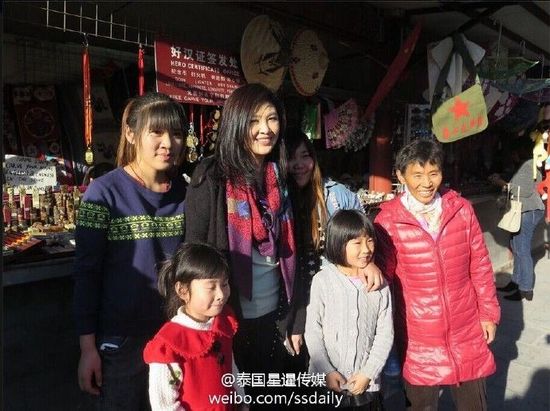 泰国前总理他信和英拉游长城 与游客合影(图)