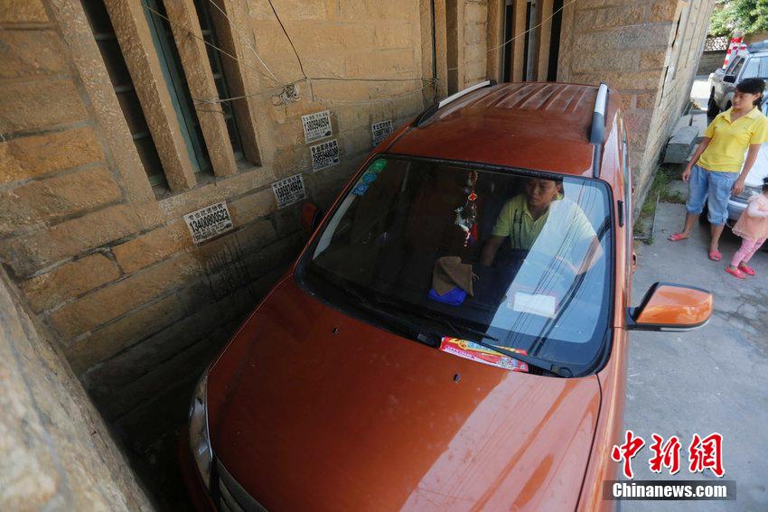 福建“停车之神”引众人膜拜 堪称“最牛停车”