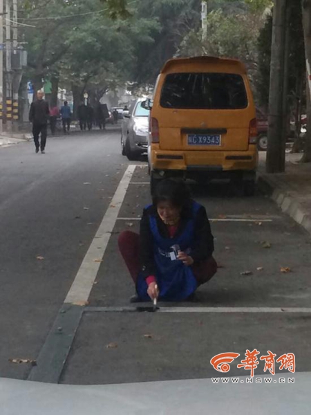 女老板嫌影响生意　黑漆抹掉新画停车位