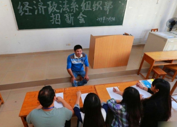 广西坚强男孩双腿不便爬着上大学(图)