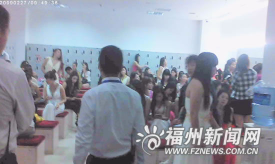 记者被带往岗前培训时见到夜总会女孩们上班的地方