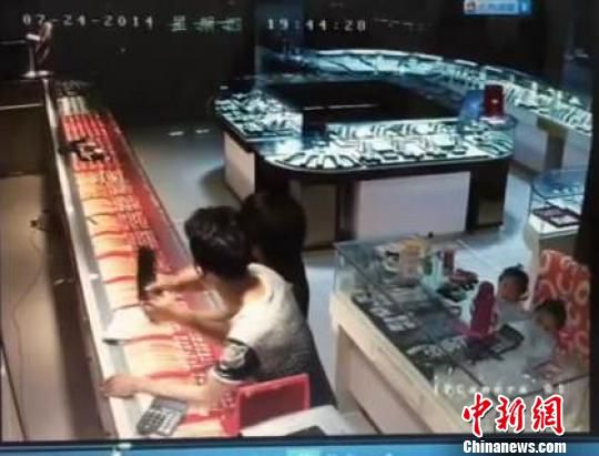 浙江6旬广场舞大妈徒手生擒持刀抢劫金店劫匪(图)