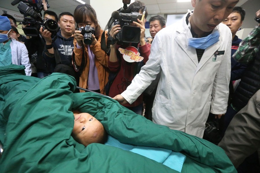 被针扎女婴12根针全部取出 孩子母亲激动说不出话