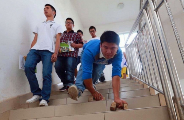 广西坚强男孩双腿不便爬着上大学(图)