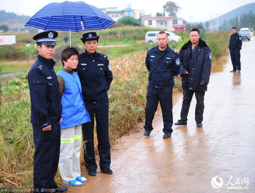 14岁少女和男友杀人抛尸 警察押送指认现场