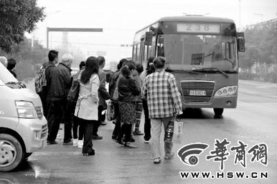 老人等238路公交70分钟来一趟 其间打3次投诉电话