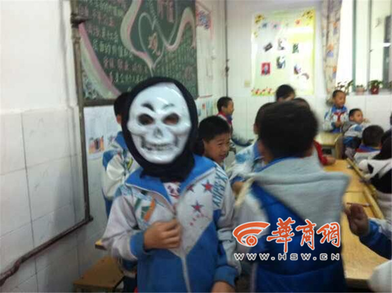 古城小学生迎万圣节课堂扮鬼 德福巷成“鬼街” 