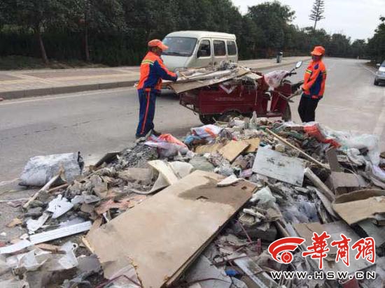 北三环上偷倒建筑垃圾 环卫工工作量翻2倍