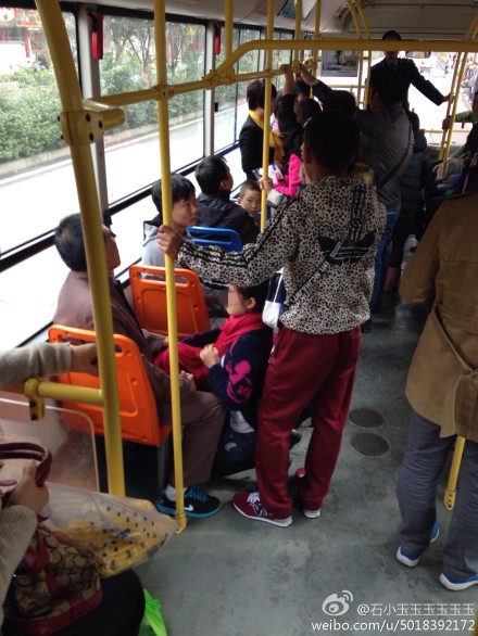 女小偷14路公交车行窃被抓 跪地求饶(图)