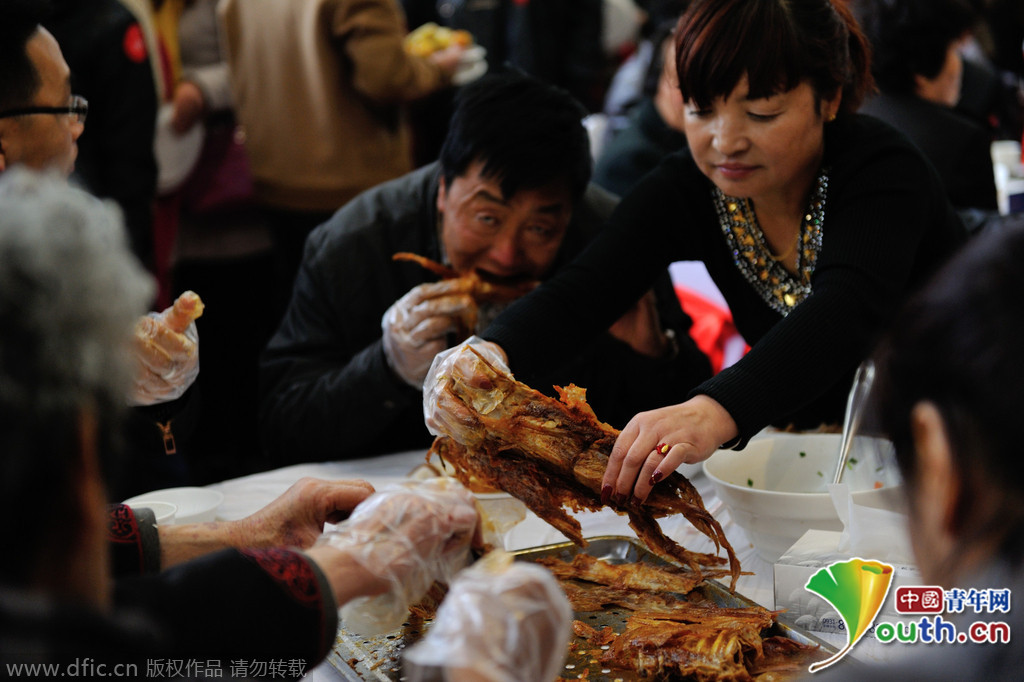兰州开发商售楼处宴请免费烤全羊 购房者疯抢 