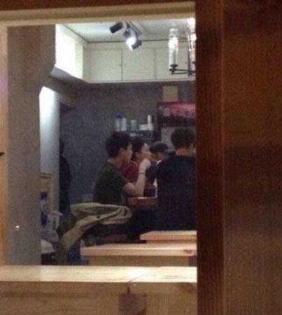 “锋菲”包场吃麻辣烫 网友：过上普通情侣生活