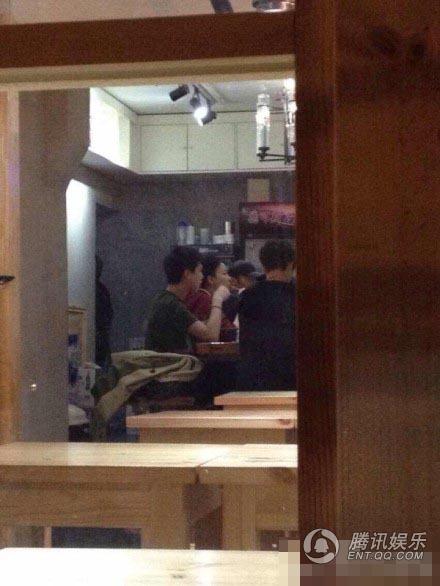 锋菲包场吃麻辣烫秀恩爱 网友：土豪情侣爱的高调
