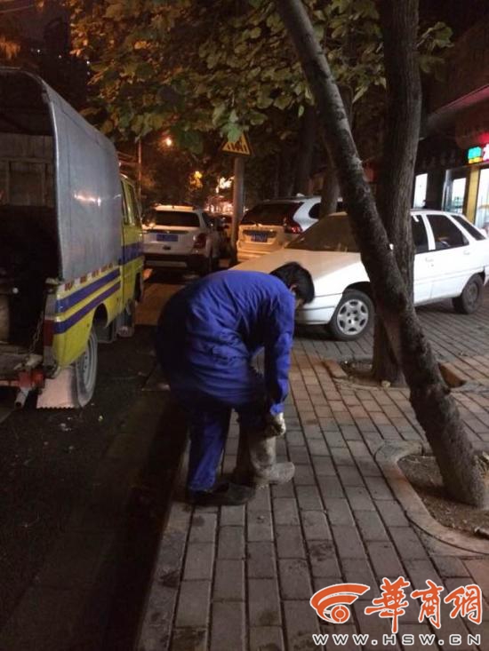 大学南路自来水管损坏 漏出的水排了50分钟