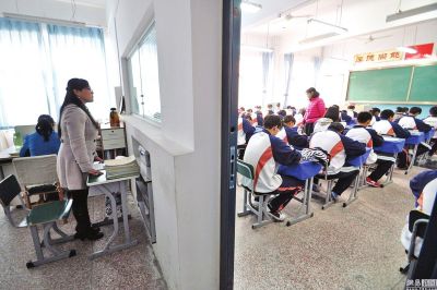 河北中学教室后设班主任办公室 班主任全程随班办公