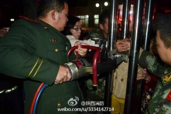 “熊孩子”被卡路灯内 消防扩压钳一扩救出