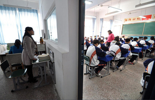 班主任教室后办公 网友:我感觉我再也不想学习了!