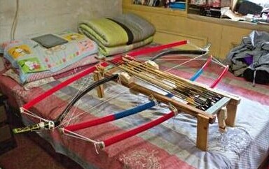 六旬老汉自制10箭“诸葛连弩” 射程可达9米