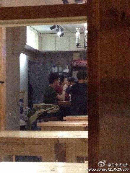 网曝谢霆锋王菲外出包场吃麻辣烫 霸气约会的典范