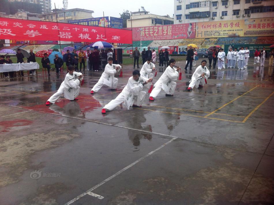 河南老人雨中比赛 评委打伞评分【9】