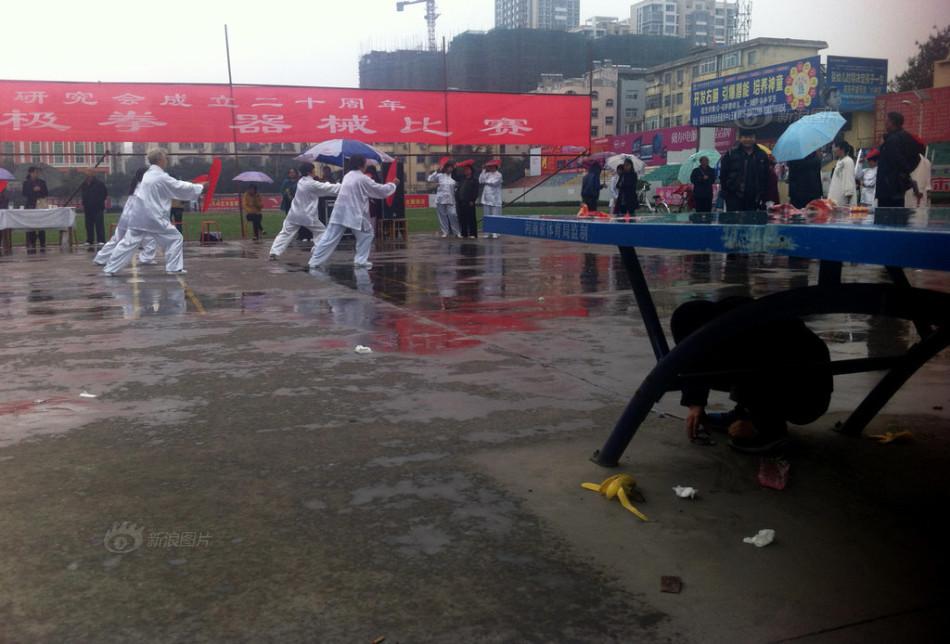 河南老人雨中比赛 评委打伞评分【8】