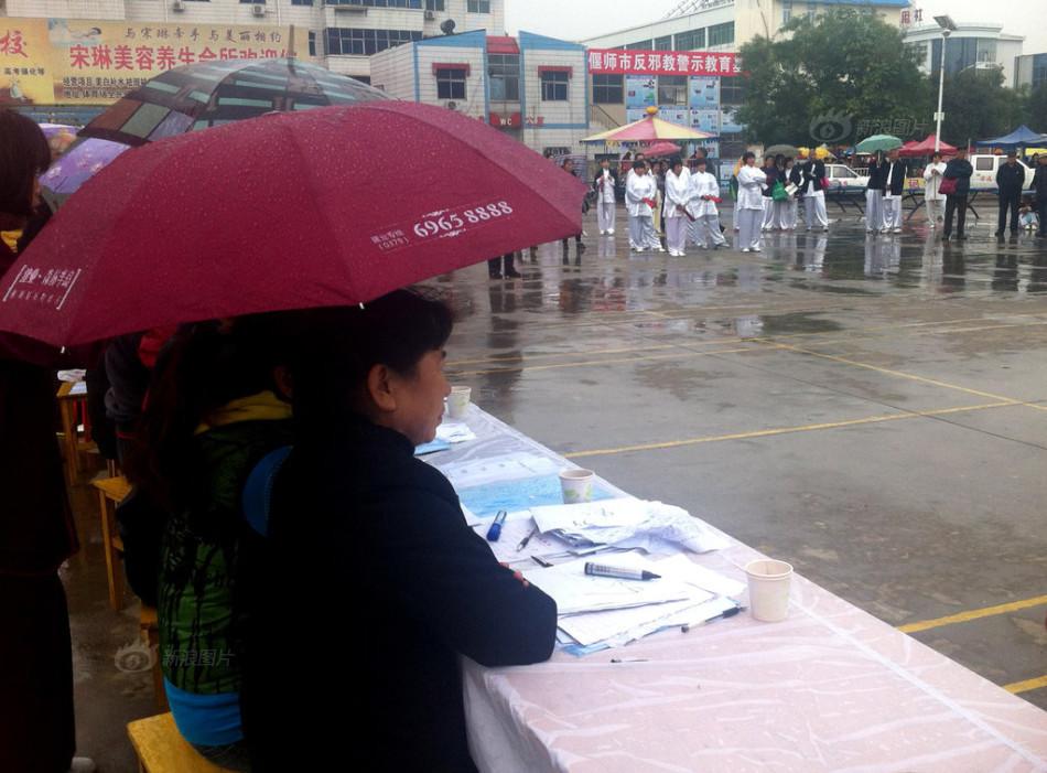 11月1日，偃师市一场民间太极拳器械比赛引起网友关注。之所以引起网友关注，不是因为选手的技艺，而是网友在照片上看到，在雨中坚持比赛的选手有一些是白发老人，而评委席上的评委们在打伞观看比赛。出现这种场面，是主办方做得不妥还是另有原因？洛阳晚报记者对此采访求证。