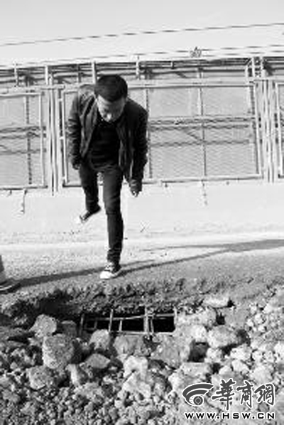 咸户路西宝跨线桥凌晨现大洞 或因沙石车长期碾压