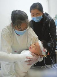 2岁男童掉入自家面馆汤锅 市民发起爱心吃面捐款
