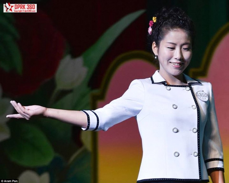 图揭朝鲜平壤年度时装秀 朝鲜美女穿高跟鞋