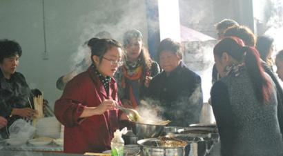 市民排队吃“爱心面”