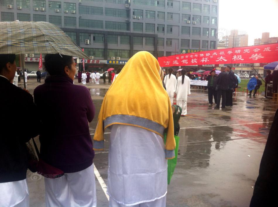 河南老人雨中比赛 评委打伞评分【6】