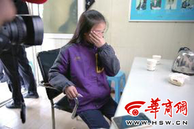 男子常酗酒12岁女儿凌晨坐广场 曾写保证不再打娃