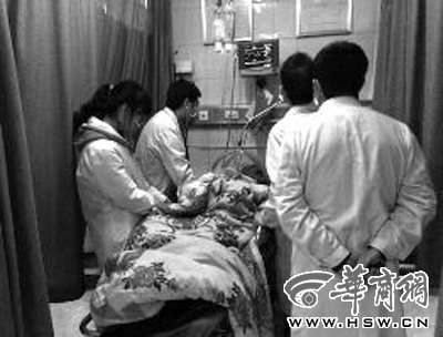 昆明路一家工地外围脚手架突然塌落 3工人被砸伤