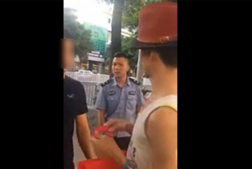 深圳两男子当街吵架 “小红帽”抱怨搞基不给路费