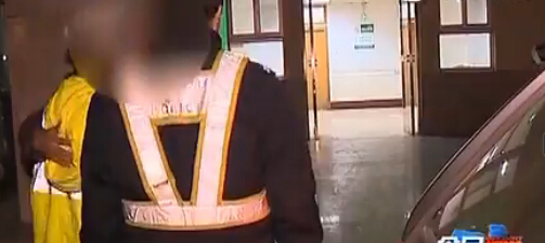 山东醉酒司机揽住交警欲合影 称看前面笑一个