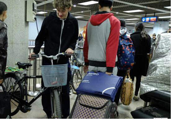 老外推自行车闯北京地铁遭斥：别给你们国家丢脸