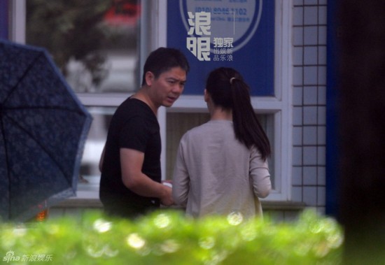 刘强东带奶茶妹看牙