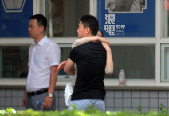 刘强东带奶茶妹看牙