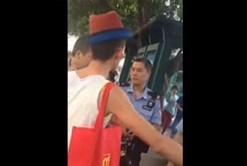 深圳两男子当街吵架 玩我不给钱100块都不给