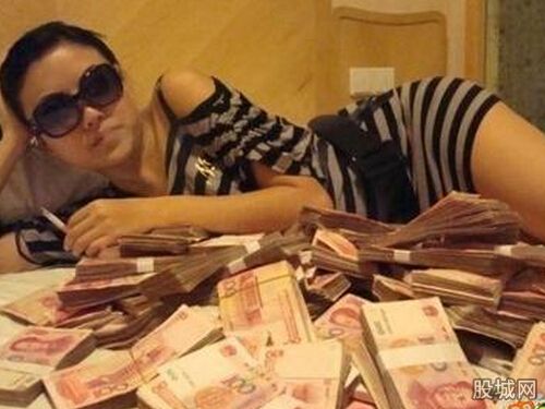 女子花钱上瘾 朋友当担保人贷款30万后果很悲惨