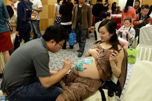 重庆孕妈彩绘大赛：30多名准爸在妻肚皮上绘画